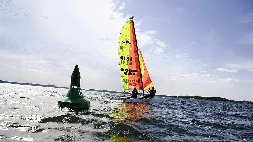 Katamaran mit zwei Personen auf dem Wasser des Fleesensees