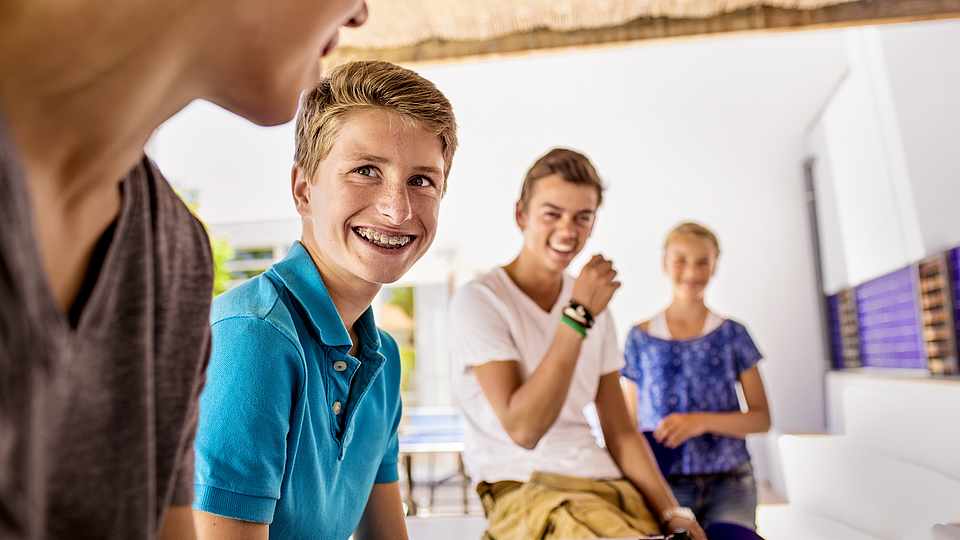 Vier Jugendliche, die lachen und eine gute Zeit haben