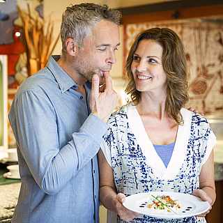 Paar schlemmt am Buffet