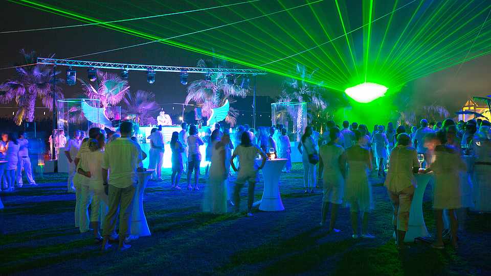 Gäste bei einer Whiteparty im ROBINSON Club 