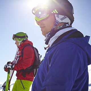 Drei Skifahrer auf der schneebedeckten Piste