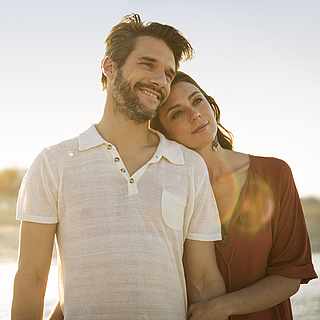 Verliebtes Pärchen spaziert am Strand entlang