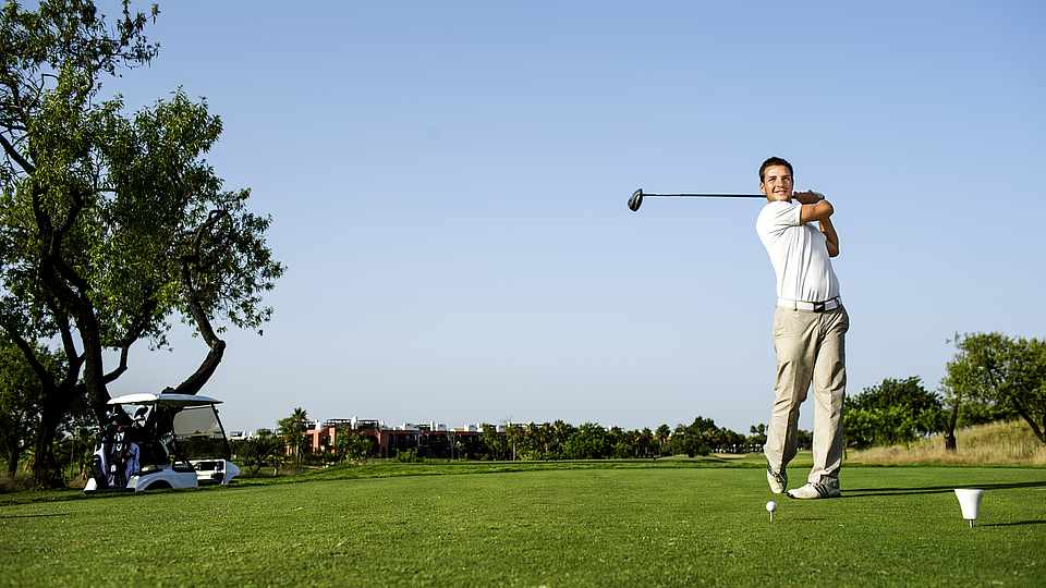 Mann golft 