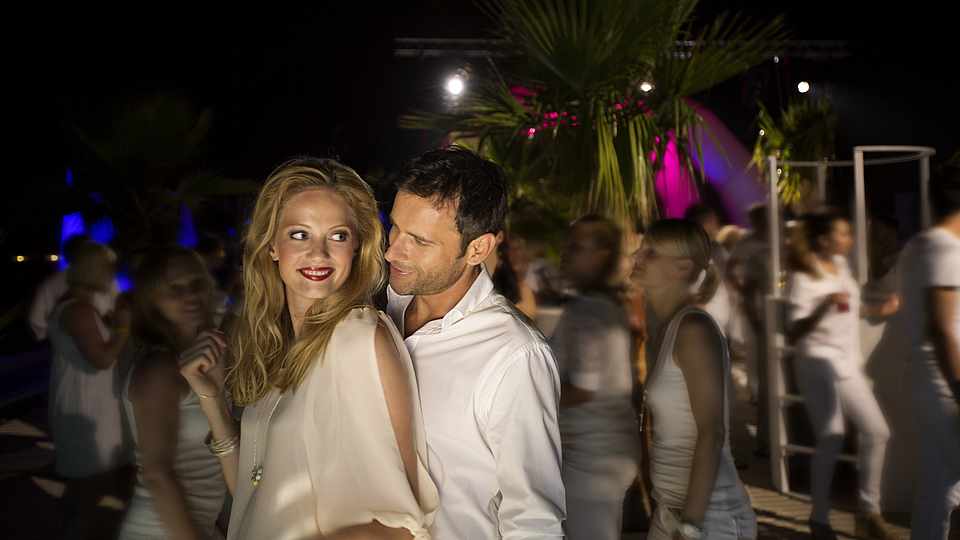 Frau und Mann tanzen im Club