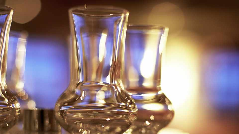 Zwei Grappagläser werden von Licht angeschienen
