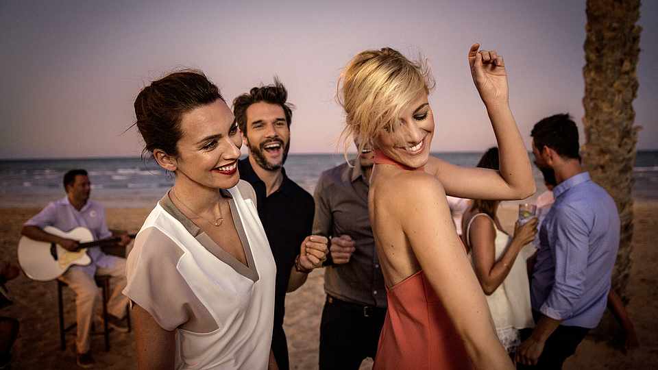 Zwei Frauen tanzen zusammen auf der Tanzfläche von einem der ROBINSON Clubs