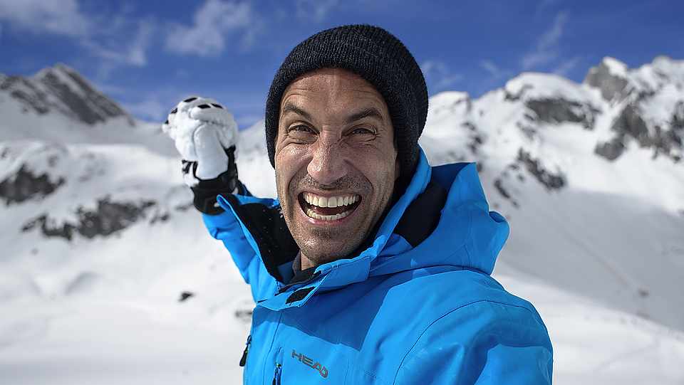 Ein mann der zum Wurf bereit steht 