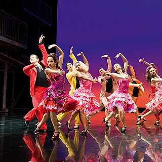 Tänzerinnen des West Side Story Musicals auf der Bühne