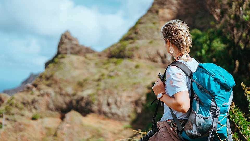 Wanderin in den Bergen der Kapverden