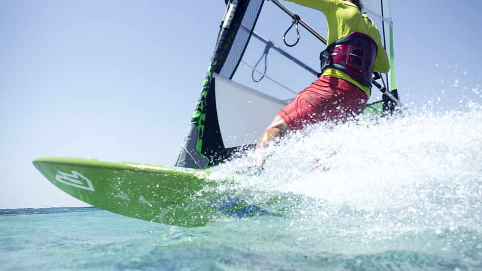 Windsurfer beim Surfen auf dem Meer