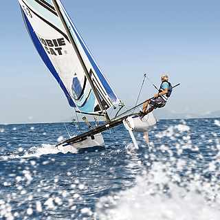 Mann am Katamaransegeln auf dem Meer