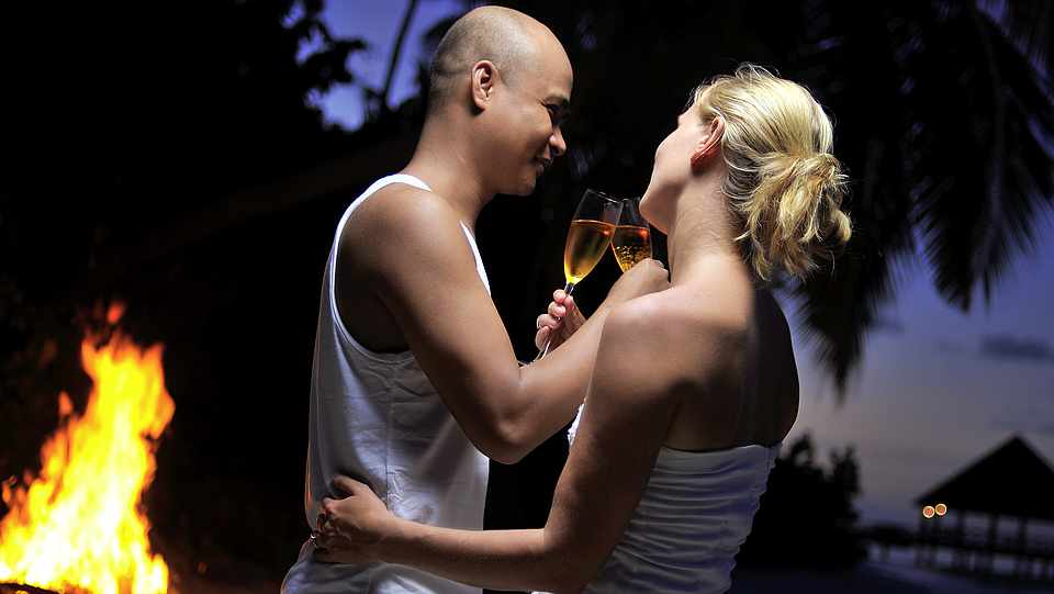 Päärchen am Strand, Lagerfeuer, Champagner