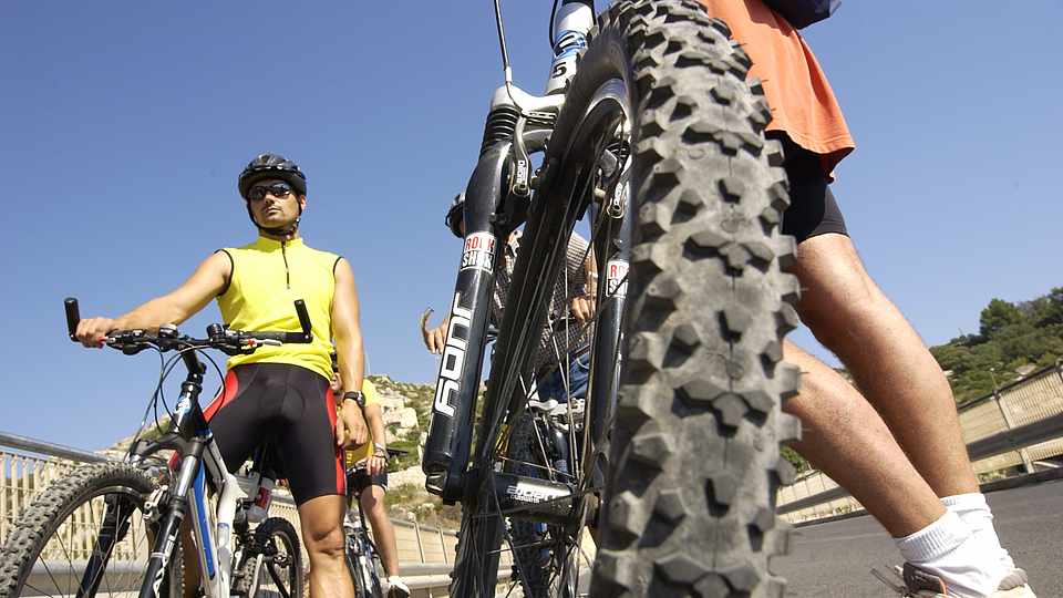 Eine Gruppe Biker die eine Pause macht