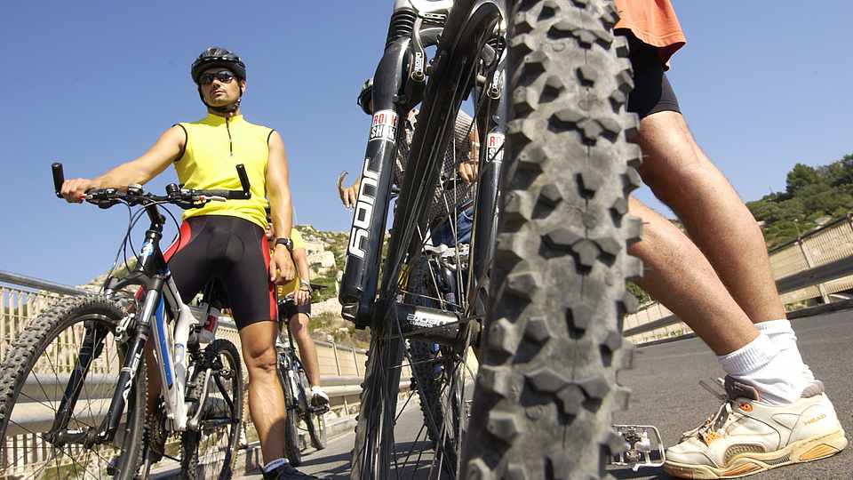 Eine Gruppe Biker die eine Pause macht