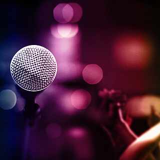 Bild einer Discokugel und klatschenden Händen beim ROBINSON Clubsong