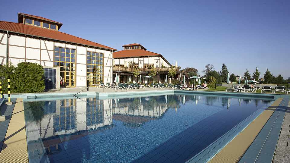 Außenpool vor dem Hauptgebäude des ROBINSON Clubs Fleesensee