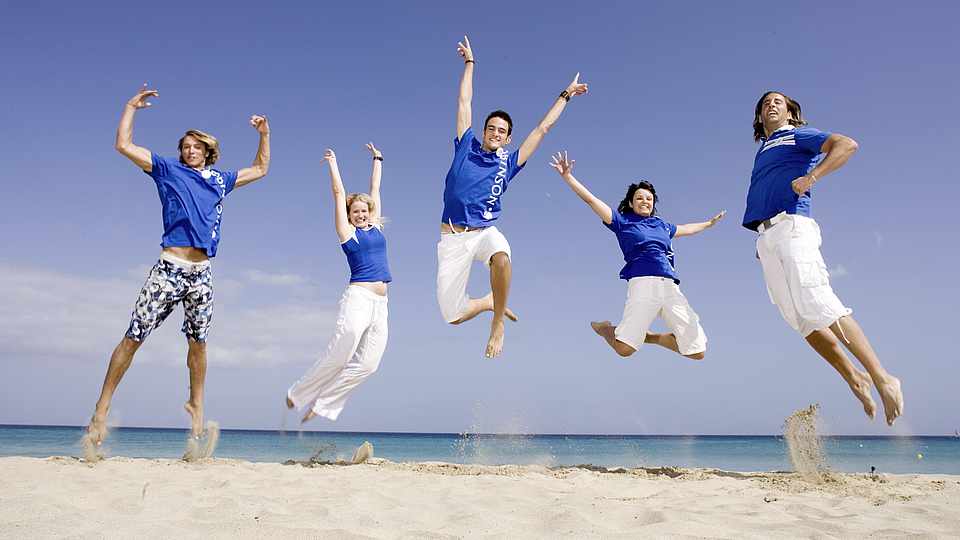 Holidaycheck Award: Fünf ROBINS springen am Strand gleichzeitig in die Luft