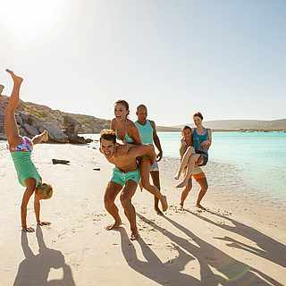 Fröhliche Menschen am Strand 