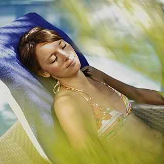 Eine Frau liegt auf einer Liege